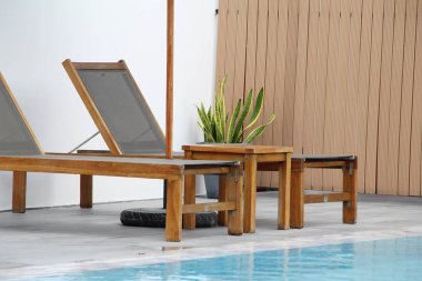 Havuz başında şemsiye ile rahat daybed