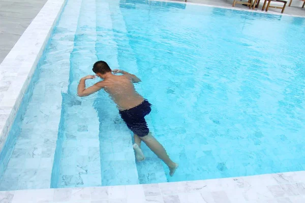 El chico está nadando en la piscina —  Fotos de Stock