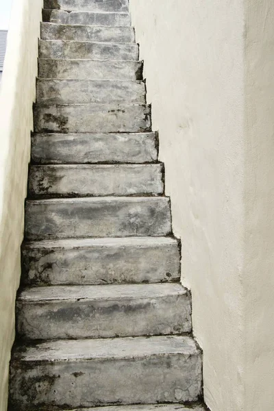 Escaleras de piedra en el jardín — Foto de Stock