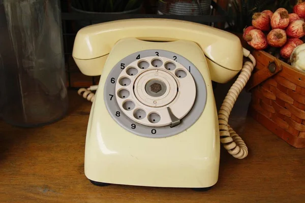 Kahverengi ahşap masada eski bir telefon. — Stok fotoğraf