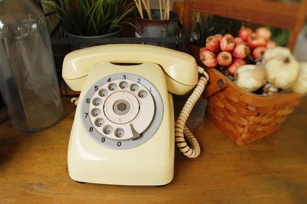 Starý telefon na hnědém dřevěném stole — Stock fotografie