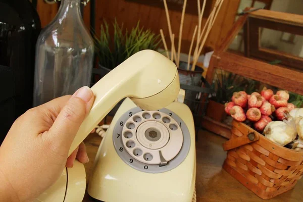 Starý telefon na hnědém dřevěném stole — Stock fotografie