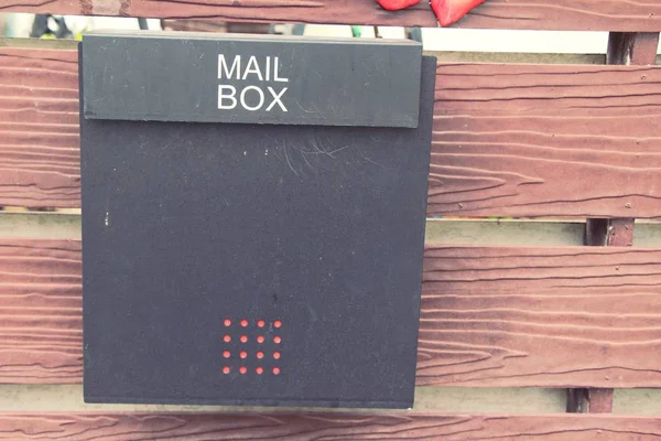 Винтажный стиль почтового ящика с природой — стоковое фото