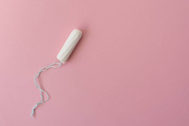 Pembe arka planda tıbbi kadın tamponu. Kadınlar için hijyenik beyaz tampon. Pamuklu bez. Adet, koruma kavramı, düz yatıyordu, Kopyalama alanı, üst görünüm