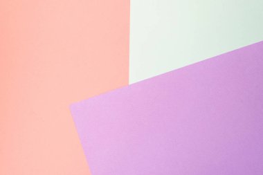Pembe, mor ve mavi kağıtların modaya uygun geometrik soyut dokusu. Tasarım arka plan kavramı