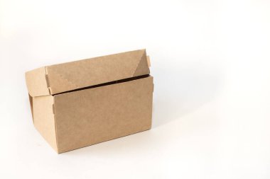 Teslimat, taşınma ve geri dönüşüm konsepti. Beyaz arka planda karton kutu izole edildi. maket yap