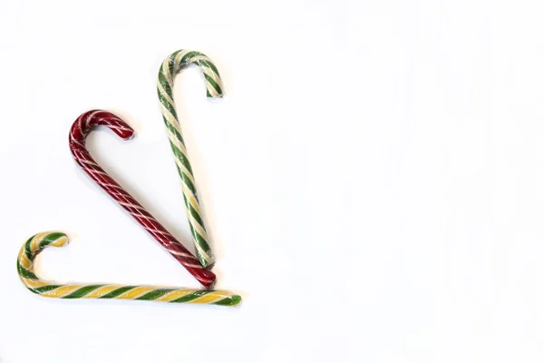 Beyaz arka planda izole edilmiş üç Noel dekoratif bastonu. Boşluğu kopyala