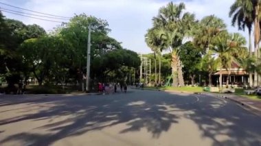 Bangkok, Tayland - 10 Mayıs 2020: İnsanlar akşamları işten sonra koşuyorlar. Lumpini Parkı