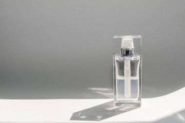 Beyaz arka planda yarı saydam parfüm spreyi. Seçici odaklanma. Boşluğu Kopyala.