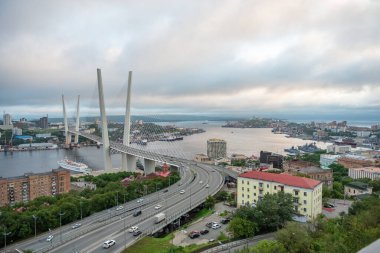 Rusya, Vladivostok, Ağustos 2020: Vladivostok 'taki Golden Horn Körfezi üzerindeki Altın Köprü manzarası. Geniş açı, akşam manzarası.