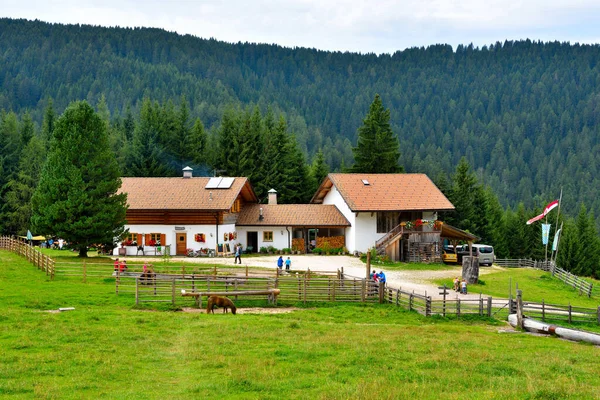 Charakteristische Hütte Mit Restaurant Und Durchgang Für Wanderer Und Touristen — Stockfoto