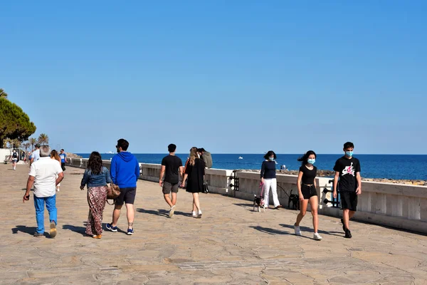 Menschen Gehen Mit Antivirus Masken Auf Dem Wasser Während Phase — Stockfoto