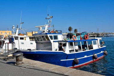 Teknede öğle yemeği yiyebileceğiniz restoran teknesi İtalyanca tercüme edilebilir: lmperia İtalya 'daki restoran.