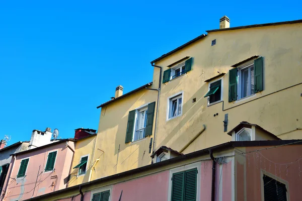 Kolorowe Zabytkowe Domy Historycznym Centrum Imperia Liguria Włochy — Zdjęcie stockowe