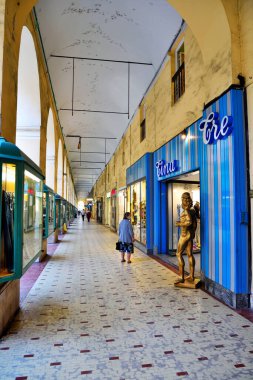  30 Mayıs 2020 'de Imperia İtalya' da çarşı ve lüks dükkanları olan şehir merkezi.