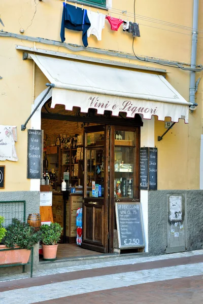 ワインとスピリッツの販売と試飲で典型的なワインショップ5月30 2020 Imperia Italy — ストック写真