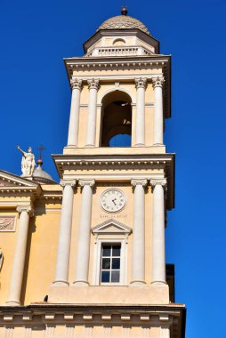 San Maurizio Katedrali 1871 'de İtalya' nın neoklasik tarzında inşa edilmiştir.