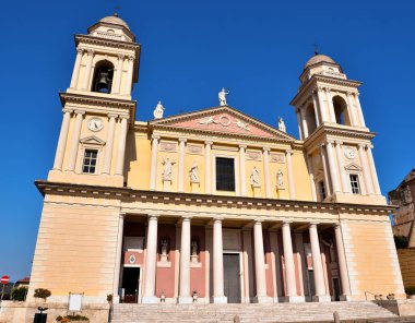 San Maurizio Katedrali 1871 'de İtalya' nın neoklasik tarzında inşa edilmiştir.