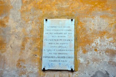 Plakette 1343 'te antik bakımevinde şair Francesco Petrarca' nın 31 Mayıs 2020 'de İtalya' da Porto Maurizio 'da kaldığı yazıyor.