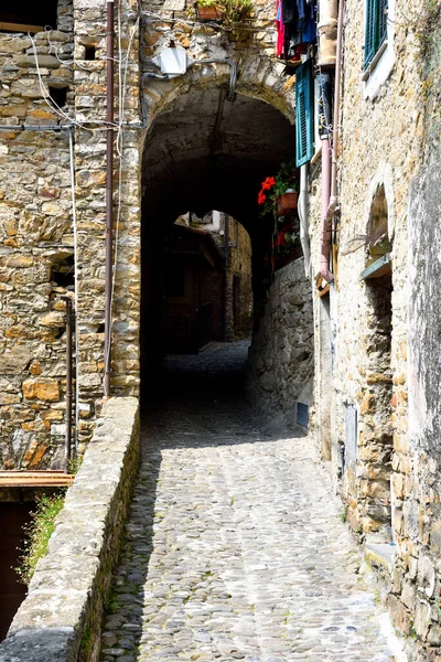 意大利Imperia省的杏仁中世纪村落 — 图库照片