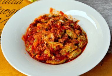 Et soslu ravioli tipik Ligurian yemeği.