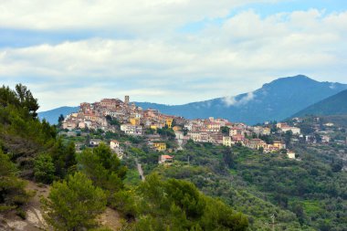 Perinaldo Imperia İtalya köyünün panoraması