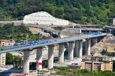 Yeni Ceneviz Köprüsü 'nün test ve yükleme testlerini kamyonlar ve radyo kontrollü tramvaylar ile 20 Temmuz 2020 Ceneviz İtalya