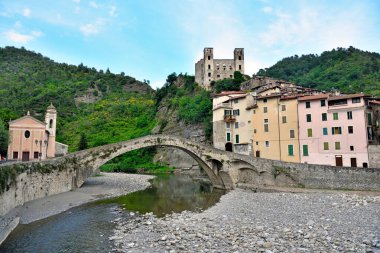 Ligurian köyü Dolceacqua, Imperia, İtalya