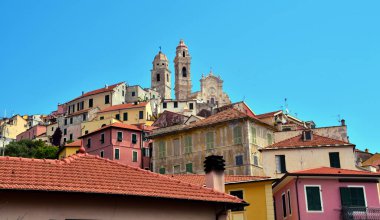 İtalya 'nın Imperia eyaletindeki Cervo Ligurian köyüne bir göz atalım.