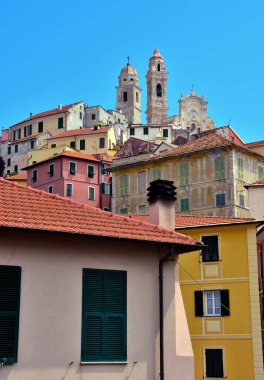 İtalya 'nın Imperia eyaletindeki Cervo Ligurian köyüne bir göz atalım.