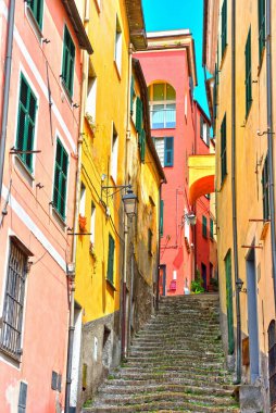 İtalya 'nın Imperia eyaletindeki Cervo Ligurian köyüne bir göz atalım.