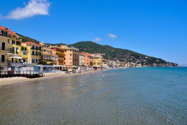 İtalya 'da Alassio Liguria' da banyo yapan bir sahil.