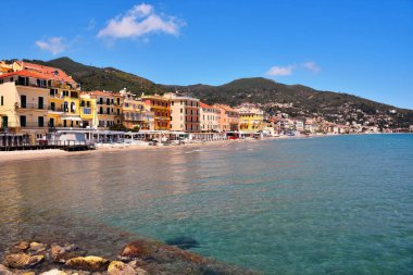 İtalya 'da Alassio Liguria' da banyo yapan bir sahil.