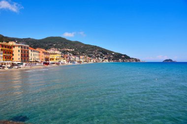 İtalya 'da Alassio Liguria' da banyo yapan bir sahil.