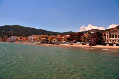 İtalya 'da Alassio Liguria' da banyo yapan bir sahil.