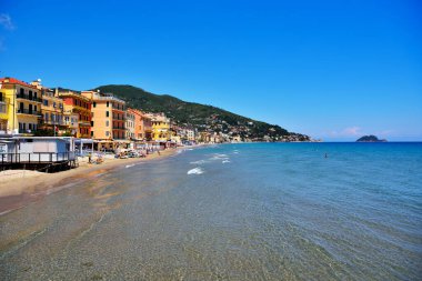 İtalya 'da Alassio Liguria' da banyo yapan bir sahil.
