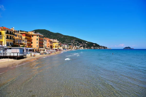 İtalya 'da Alassio Liguria' da banyo yapan bir sahil.
