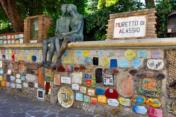 Alassio şehrindeki ünlü Muretto 'da 2 Haziran 2020 Alassio İtalya' sında imzalı seramik ikonlar
