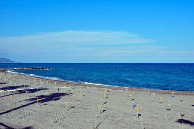 İtalya 'nın Loano Ligurian köyünün plajı.