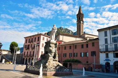 Tarihi binalarıyla şehir merkezi 12 Temmuz 2020 Lecco İtalya