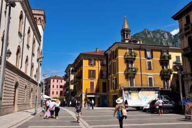  12 Temmuz 2020 'de Lecco İtalya' nın tarihi binalarıyla yayaya çıkmış tarihi merkez.
