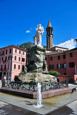  12 Temmuz 2020 'de Lecco İtalya' nın tarihi binalarıyla yayaya çıkmış tarihi merkez.