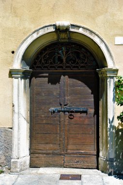 İtalya 'da tarihi bir binanın antik ahşap kapısı.