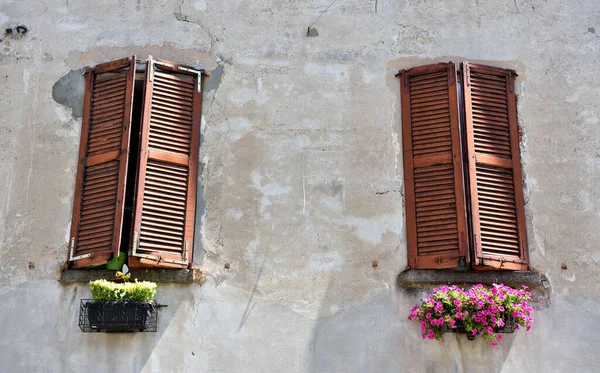 Como Talya Nın Tarihi Merkezindeki Evlerin Resimli Pencereleri — Stok fotoğraf