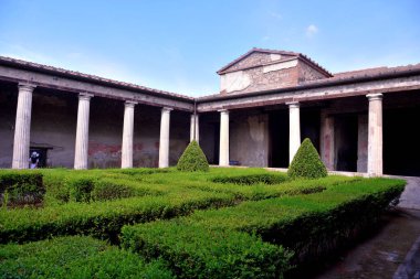 Büyük spor salonu Pompeii İtalya, MS 79 'daki Vesuvius patlaması sonrasında kül oldu ve gömüldü.