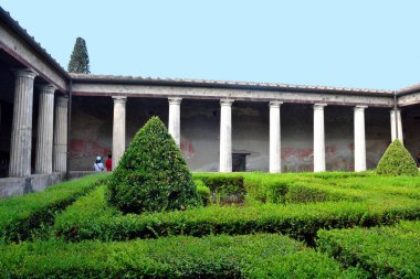 Büyük spor salonu Pompeii İtalya, MS 79 'daki Vesuvius patlaması sonrasında kül oldu ve gömüldü.