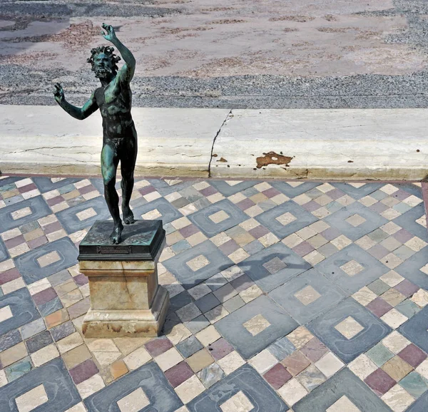 Bronz heykel dans eden faun arkeolojik kazı Pompeii İtalya