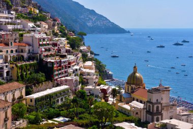 İtalya 'nın Campania kentindeki Positano, Amalfi Sahili' ndeki (Costiera Amalfitana) Akdeniz köyünün manzarası