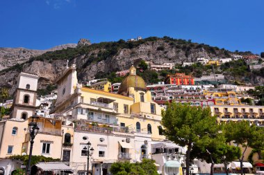 Campania 'daki Amalfi Sahili' ndeki Akdeniz köyü (Costiera Amalfitana), 12 Temmuz 2020 Positano İtalya