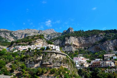 İtalya 'nın Campania kentindeki Positano, Amalfi Sahili' ndeki (Costiera Amalfitana) Akdeniz köyünün manzarası